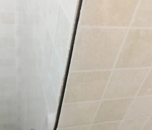 合浦瓷砖空鼓维修公司分享阳台瓷砖脱落的修复过程可以分为以下几个步骤